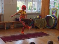 12. Klaun prezentuje psa