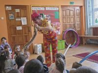 13. Klaun z wężem boa