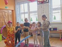 14. Dzieci trzymają węża