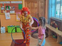 15. Klaun i dziewczynka z obręczą