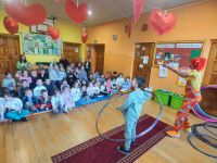 16. Uczeń kręci hulahopa