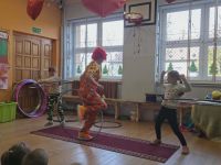 17. Klaun i dzieci kręcą obręczami