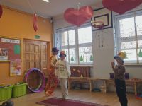 18. Dzieci w kapeluszach klauna