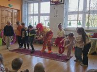 19. Dzieci tańczą z klaune