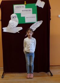 Uczennica klasy I w czasie występu w Szkolnym Konkursie Recytatorskim, zdj. 1.