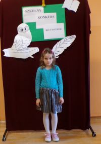 Uczennica klasy I w czasie występu w Szkolnym Konkursie Recytatorskim, zdj. 3.