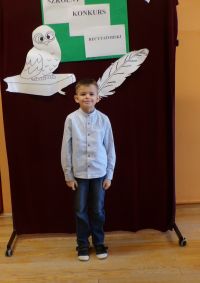 Uczeń klasy I w czasie występu w Szkolnym Konkursie Recytatorskim, zdj. 2.