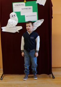 Uczeń klasy I w czasie występu w Szkolnym Konkursie Recytatorskim, zdj. 6.