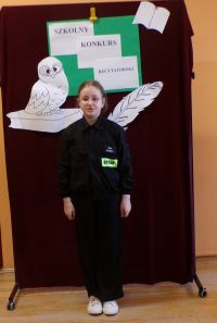 Uczennica klasy II w czasie występu w Szkolnym Konkursie Recytatorskim, zdj. 2.