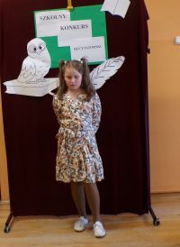 Uczennica klasy II w czasie występu w Szkolnym Konkursie Recytatorskim, zdj. 3.