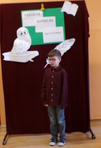 Uczeń klasy II w czasie występu w Szkolnym Konkursie Recytatorskim, zdj. 1.