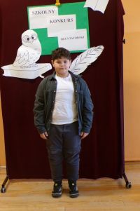 Uczeń klasy II w czasie występu w Szkolnym Konkursie Recytatorskim, zdj. 2.