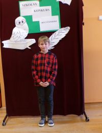 Uczeń klasy II w czasie występu w Szkolnym Konkursie Recytatorskim, zdj. 3.