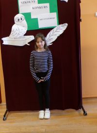 Uczennica klasy III w czasie występu w Szkolnym Konkursie Recytatorskim, zdj. 1.