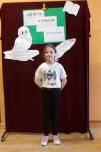 Uczennica klasy III w czasie występu w Szkolnym Konkursie Recytatorskim, zdj. 2.