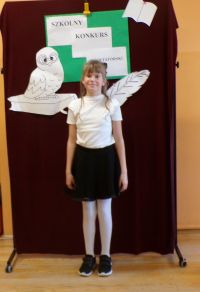 Uczennica klasy III w czasie występu w Szkolnym Konkursie Recytatorskim, zdj. 3.