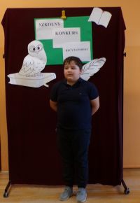 Uczeń klasy III w czasie występu w Szkolnym Konkursie Recytatorskim, zdj. 1.