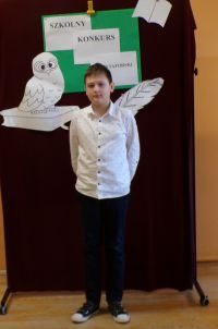 Uczeń klasy III w czasie występu w Szkolnym Konkursie Recytatorskim, zdj. 2.