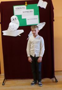 Uczeń klasy III w czasie występu w Szkolnym Konkursie Recytatorskim, zdj. 3.