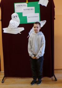 Uczeń klasy III w czasie występu w Szkolnym Konkursie Recytatorskim, zdj. 4.