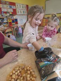 5. Marysia sadzi rośliny