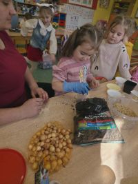 8. Natalka sadzi rośliny