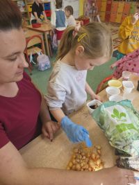 11. Lenka sadzi rośliny