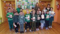 Uczniowie z nagrodami za udział