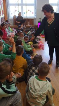 Uczniowie odpowiadają na pytania o wiośnie