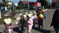 Przedszkolaki ruszają spod szkoły