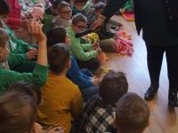 Uczniowie odpowiadają na pytania o wiośnie