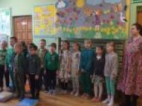 Klasa 1 śpiewa wiosenną piosenkę