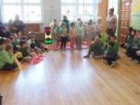 Przedszkolaki śpiewają wiosenną piosenkę