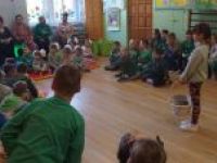 Przewodnicząca samorządu z koszykiem słodkości