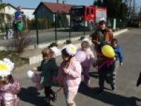 Przedszkolaki ruszają spod szkoły