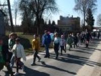 Przemarsz na pobliskiej drodze