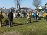 Społeczność szkoły przy wiosennym ognisku