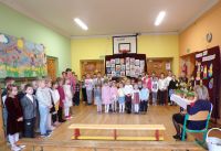 Uczniowie i pracownicy szkoły na Spotkaniu Wielkanocnym.