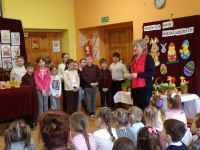 Pani Dyrektor podczas składania życzeń wielkanocnych.