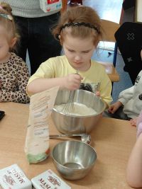 Weronika miesza suche składniki