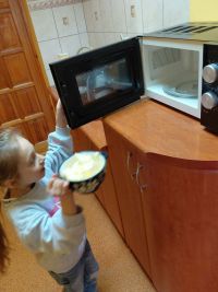 Marcelina rozpuszcza masło