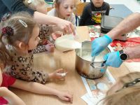 Natalka dolewa mleka