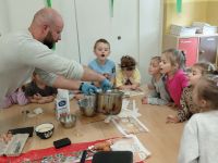 Pan Paweł pokazuje gotowe ciasto