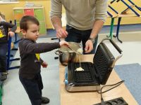 Kacper nalewa ciasto do gofrownicy