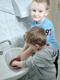 Chłopcy myją owoce