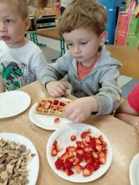 Chłopcy dekorują gofry