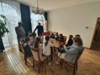 Przy stole w gabinecie burmistrza