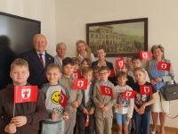 Reprezentacja szkoły z burmistrzem i przewodniczącym rady