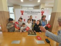Uczniowie na tle ścianki
