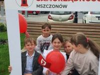 Uczniowie w okolicznościowej ramce